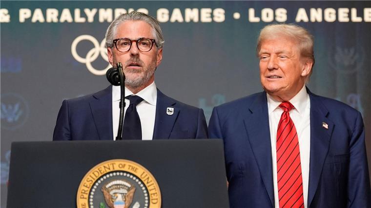 Erlass: Trump beruft Taskforce für Olympia 2028 US-Präsident Trump (r) und Olympia-Organisationschef Casey Wasserman