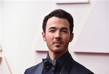 US-Sänger Kevin Jonas hat sich eigenen Angaben zufolge einen Hautkrebstumor entfernen lassen. Nun appelliert er an seine Fans.
