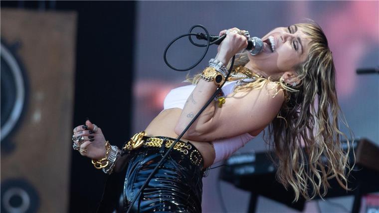 Künstlerinnen prägten britische Charts 2023 US-Sängerin Miley Cyrus stand mit ihrem Lied „Flowers“ zehn Wochen auf der Eins der britischen Charts.