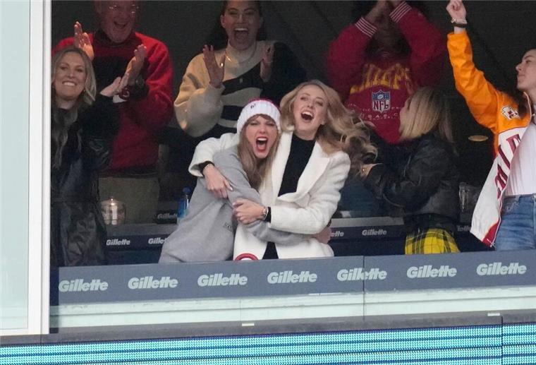 Taylor Swift jubelt sich beim Kelce-Spiel in Ekstase US-Sängerin Taylor Swift umarmt Brittany Mahomes, die Frau von Spieler Patrick Mahomes.