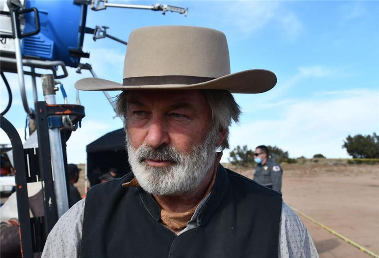 Premiere von „Rust“: Mutter von toter Kamerafrau kommt nicht US-Schauspiegel Alec Baldwin am Set in seinem Kostüm für den Film „Rust“ - er soll bei der Premiere in Polen nicht anwesend sein. (Archivbild)