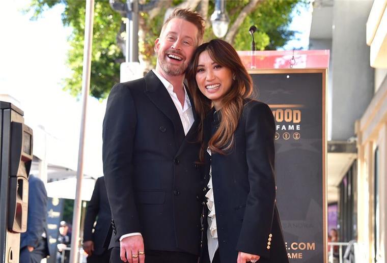 US-Schauspieler Macaulay Culkin posiert mit seiner Partnerin Brenda Song auf dem Hollywood „Walk of Fame“.