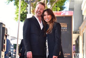 US-Schauspieler Macaulay Culkin posiert mit seiner Partnerin Brenda Song auf dem Hollywood „Walk of Fame“.