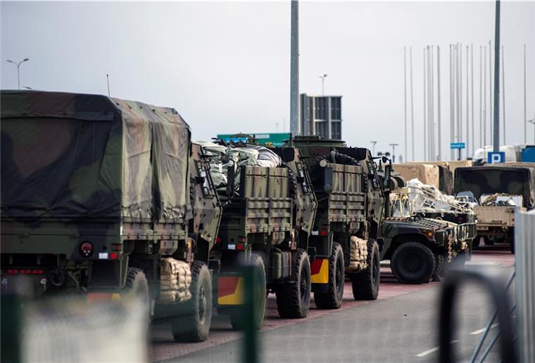 Nato aktiviert Verteidigungspläne für Osteuropa US-Soldaten sind in Polen eingetroffen, nachdem das Pentagon angekündigt hatte, dass zusätzliche Kräfte benötigt werden. Sie wurden von den Vereinigten Staaten nach Europa verlegt, um die Ostflanke der Nato zu stärken.