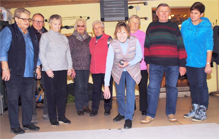 Hagen: Im Winter mutiert ein Teppich zum Boule-Spielfeld Uschi Seibt holt Schwung für den nächsten Wurf: Von Anfang Januar bis Ende März haben die Bouler in der Hagener Schützenhalle ihr Domizil und der Bogenstand wird zu Boule-Bahn. An diesem Nachmittag sind mit dabei (hinten v.l.): Monika Grotheer, Heiko Seibt, Gisela Kleinfeld, Anne Sanders, Johanna Huxol, Helga Kottke, Helmut Brünjes und Claudia Theis.