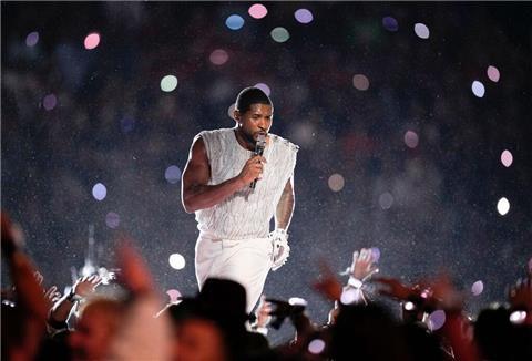 Usher war schon 2011 gemeinsam mit den Black Eyed Peas in der Halbzeitshow aufgetreten.