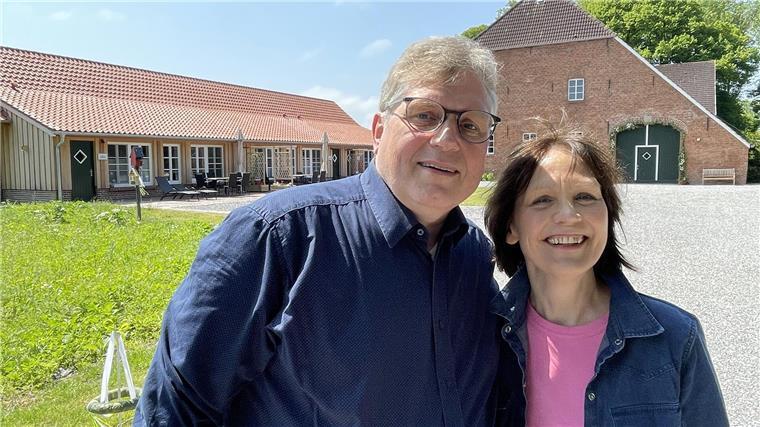 Ute und Klaus Francksen vor dem Gut Groß Fedderwarden. Links neben ihnen ist der ehemalige Rinderstall zu sehen, der jetzt drei schicke Ferienwohnungen umfasst. Auch die Fassade des Haupthauses und der Innenhof wurden komplett neu gestaltet.