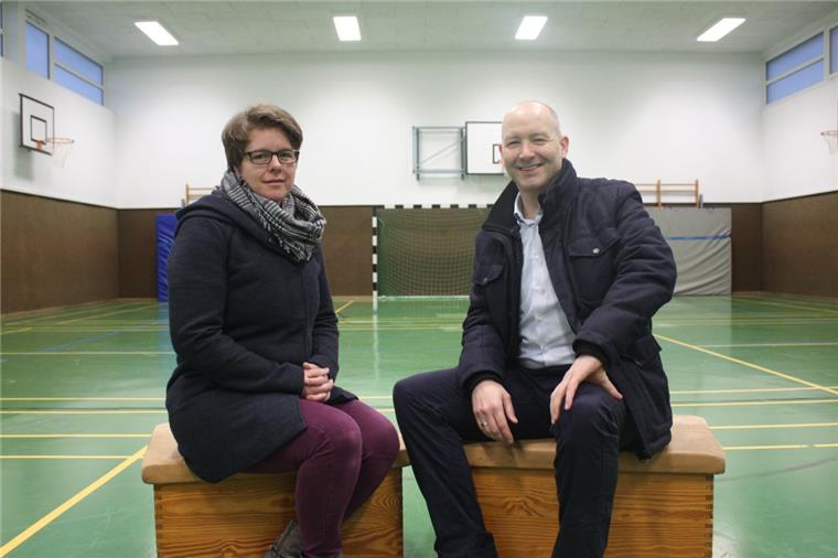Turnhalle Uthlede: Sanierung geht in den Endspurt Uthledes Grundschulleiterin Nadine König und Ortsbürgermeister Marco Vehrenkamp setzen sich für die Sanierung der Turnhalle ein.