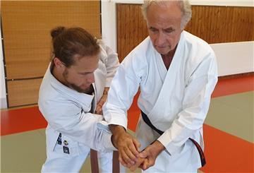 Uwe Hirtreuter (rechts) zeigt nach der Abwehr eines Angriffs von Jascha Trinks, wie er den Angreifer mittels Handhebel schnell und kontrolliert zu Boden bringen kann.