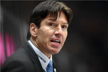 Uwe Krupp wird in die Ruhmeshalle der IIHF aufgenommen.