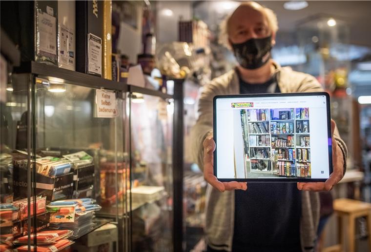 Uwe Lührs hat seine Spielspass-Regale abfotografiert und ins Netz gestellt, um den Kunden die Bestellung zu erleichtern. Seine Kompetenz in Sachen Spielen stellt er mit Live-Partien zum Zugucken bei Instagram unter Beweis. Foto: Hartmann
