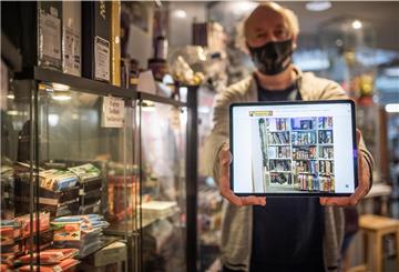 Uwe Lührs hat seine Spielspass-Regale abfotografiert und ins Netz gestellt, um den Kunden die Bestellung zu erleichtern. Seine Kompetenz in Sachen Spielen stellt er mit Live-Partien zum Zugucken bei Instagram unter Beweis. Foto: Hartmann