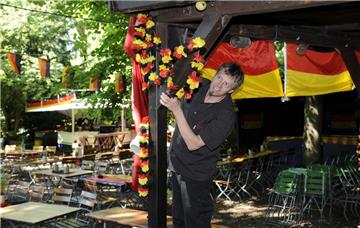 Uwe Schmick rüstet seinen Biergarten am "Pfefferkorn" im Speckenbütteler Park für die Fußball-EM.