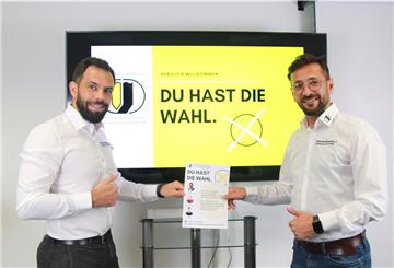 Vadim Schlopko (links) und Ahmet Akdogan vom Weser Bildungsverein wollen mit ihrer Aktion "Du hast die Wahl" die Wahlbeteiligung in Nordenham verbessern.