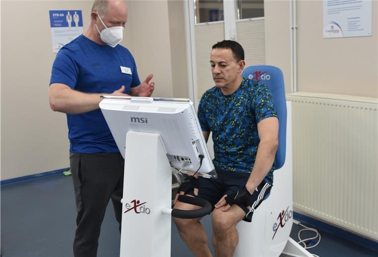 Gute Vorsätze: Fitness-Studios hoffen auf Neumitglieder Valentin Kluge, Inhaber des Corpusana erklärt Studiomitglied Sergio Basilio das Gerät.