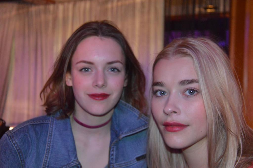 Valerie Stoll (links) und Milena Tscharntke sind startklar für den Mystery-Dreh in der Dorf-Disco.