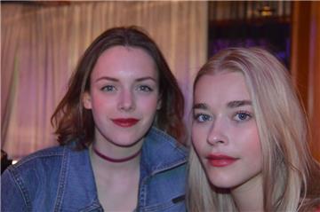 Valerie Stoll (links) und Milena Tscharntke sind startklar für den Mystery-Dreh in der Dorf-Disco.