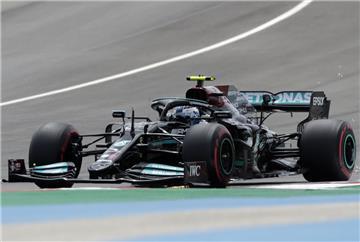 Valtteri Bottas aus Finnland von Team Mercedes steuert sein Auto auf der Rennstrecke. Der Große Preis von Portugal findet am 2. Mai statt. Bottas hat sich die Pole Position gesichert.