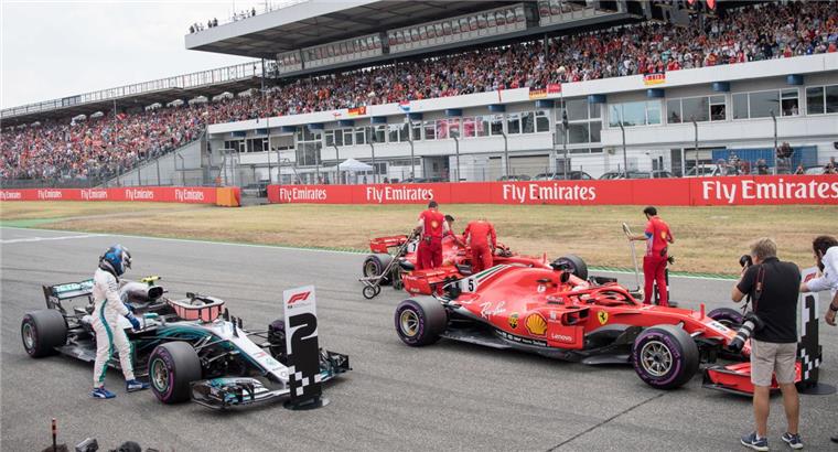Valtteri Bottas (von links) aus Finnland und Sebastian Vettel und Kimi Räikkönen aus Finnland vom Team Scuderia Ferrari stehen nach dem Qualifying auf dem Hockenheimring. 
