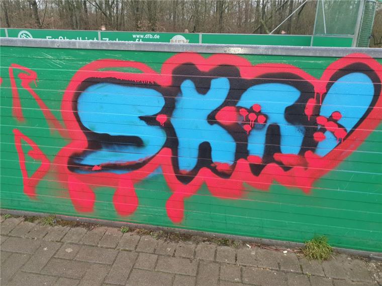 Vandalen haben auf dem Soccer-Platz in Beverstedt ihrer "Kreativität" freien Lauf gelassen.