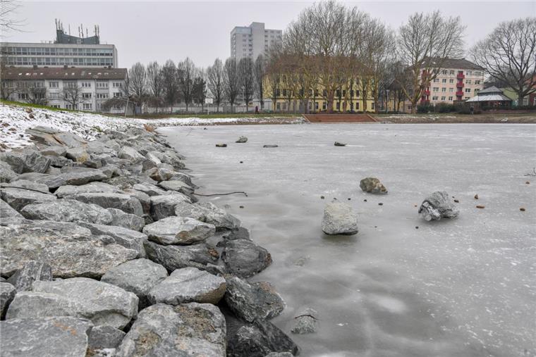 Geestemünde: Neue Uferböschung am Holzhafen beschädigt Vandalen haben Steine aus der Uferbefestigung ins Becken des Holzhafens geworfen.