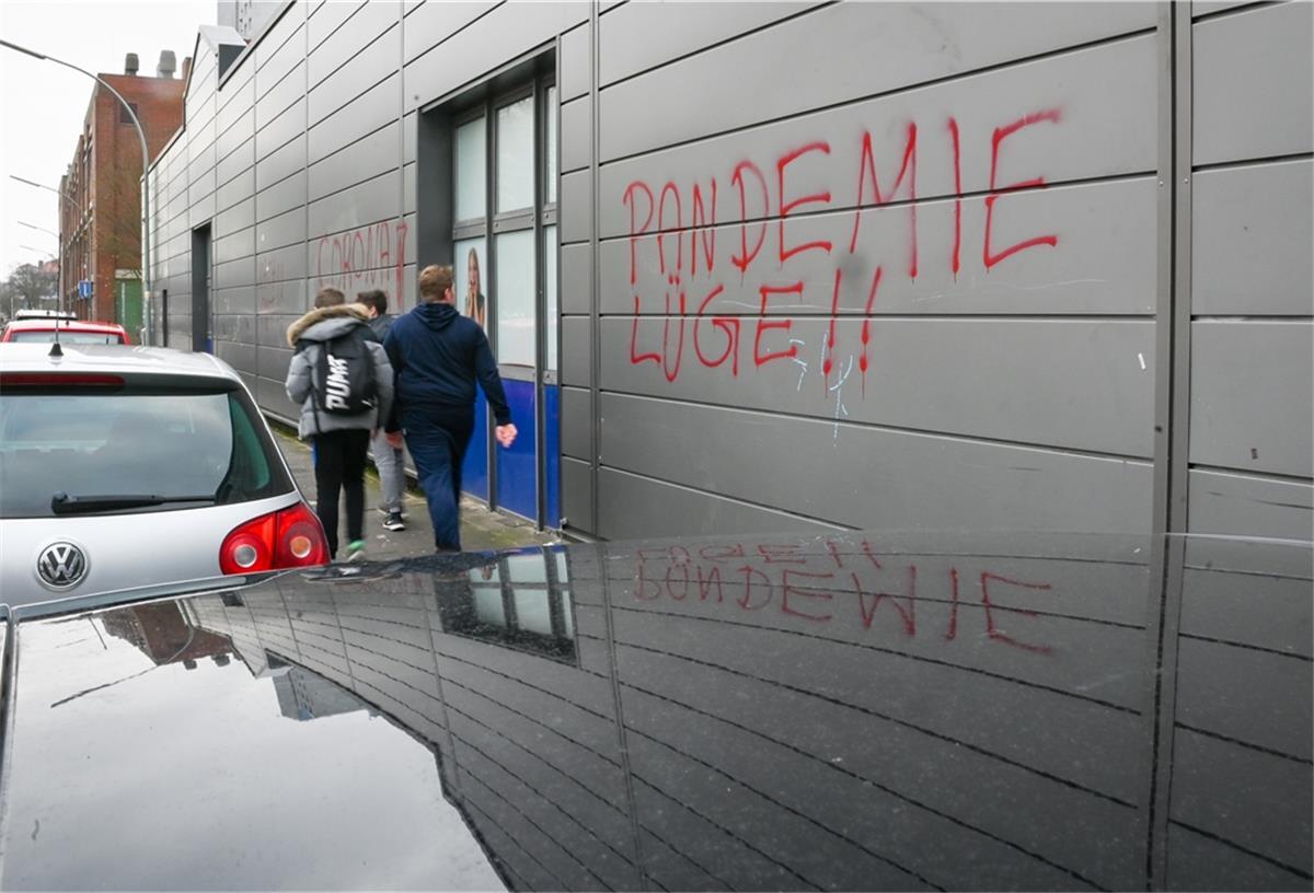 Vandalismus: Die Fassade eines Geschäftes wurde mit Parolen beschmiert.