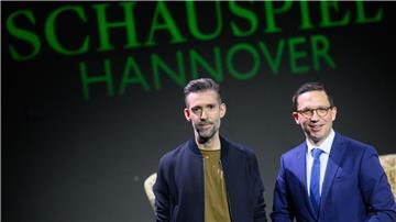 Vasco Boenisch (l), neuer Intendant Schauspiel am Staatstheater Hannover, steht bei seiner Vorstellung mit Falko Mohrs (SPD), Kulturminister Niedersachsen, in der Cumberlandschen Bühne.