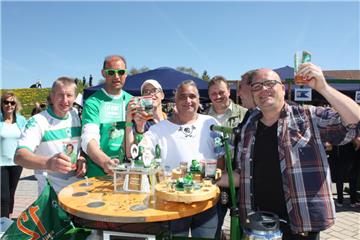 Vatertagstour nach Sandstedt. Diese Werderfans aus Brake feiern den Werder-Sieg ...