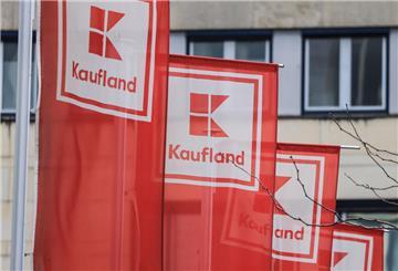 Fahnen mit dem Logo der Lebensmittelkette Kaufland. Vegan lebende Menschen dürfen sich auf ein neues Produkt bei Kaufland freuen. Es macht die Auswahl vielfältiger.