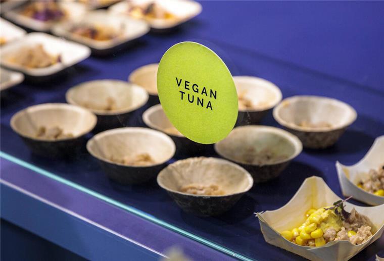 In kleinen Schälchen wird veganer Thunfisch angeboten.