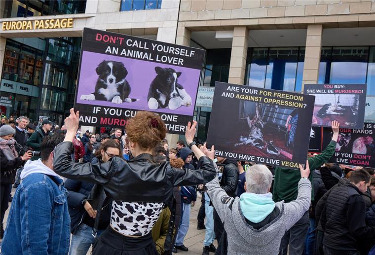 Veganer protestieren vor der Europapassage. Der YouTuber Holger Schwietering alias „Holle21614“ hat am verkaufsoffenen Sonntag seinen eigenen Dönerladen in der Europapassage eröffnet.