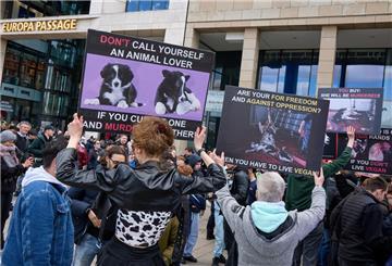 Veganer protestieren vor der Europapassage. Der YouTuber Holger Schwietering alias „Holle21614“ hat am verkaufsoffenen Sonntag seinen eigenen Dönerladen in der Europapassage eröffnet.