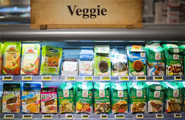 Vegetarische oder vegane Ernährungsweise liegt im Trend. Viele Hersteller  stocken ihr Sortiment mit Fleischersatz auf. 