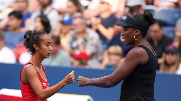 Venus Williams (r) sorgte im Doppel mit Leylah Fernandez (l) für Zuschauerinteresse.