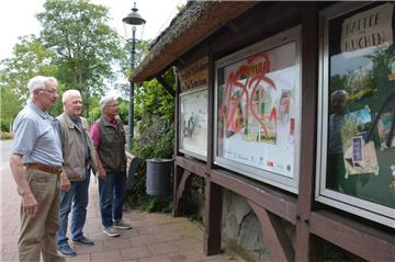 Verärgerung und Entsetzen (von links): Heinrich Schriever, Heinz Imken und Wolfgang Czock vom Verschönerungsverein vor dem verschmierten Schaukasten an der Amtsstraße.