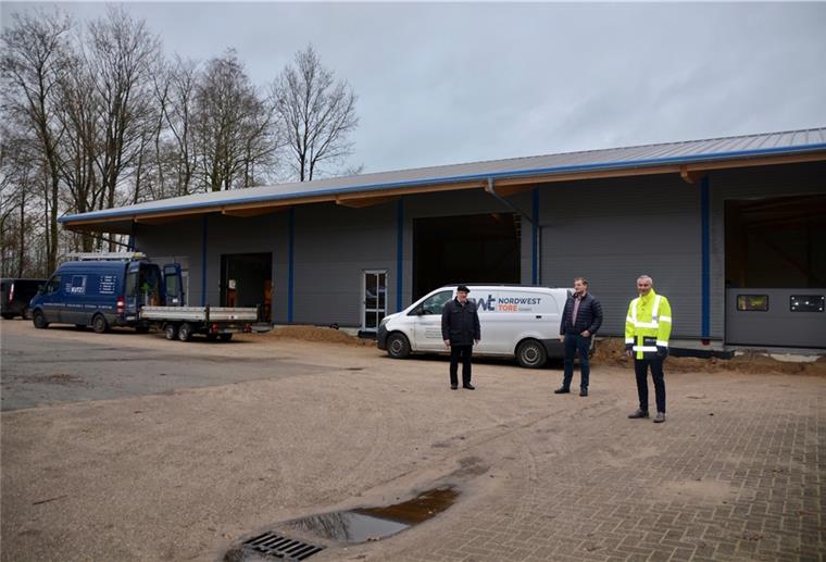 Wesermünde: Wasser und Abwasser werden teurer Verbandsvorsitzender Peter Michaelis (von links), sein Stellvertreter Claus Seebeck sowie Geschäftsführer Marcus Mende vor der vor Kurzem fertiggestellten Lagerhalle auf dem Gelände des Wasserwerks Bederkesa. Nur eine von vielen Investitionen des Verbands.