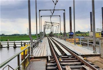 Zerstörte Behelfsbrücke über die Hunte