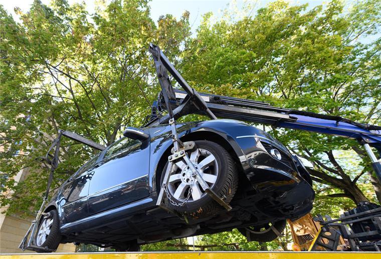 Ein E-Auto wird abgeschleppt.
