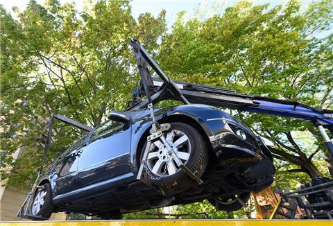 Ein E-Auto wird abgeschleppt.
