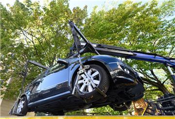 Ein E-Auto wird abgeschleppt.