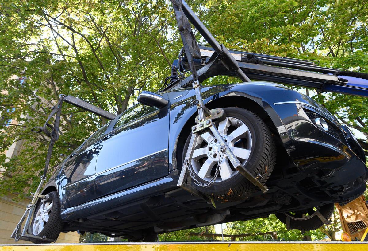 Ein E-Auto wird abgeschleppt.