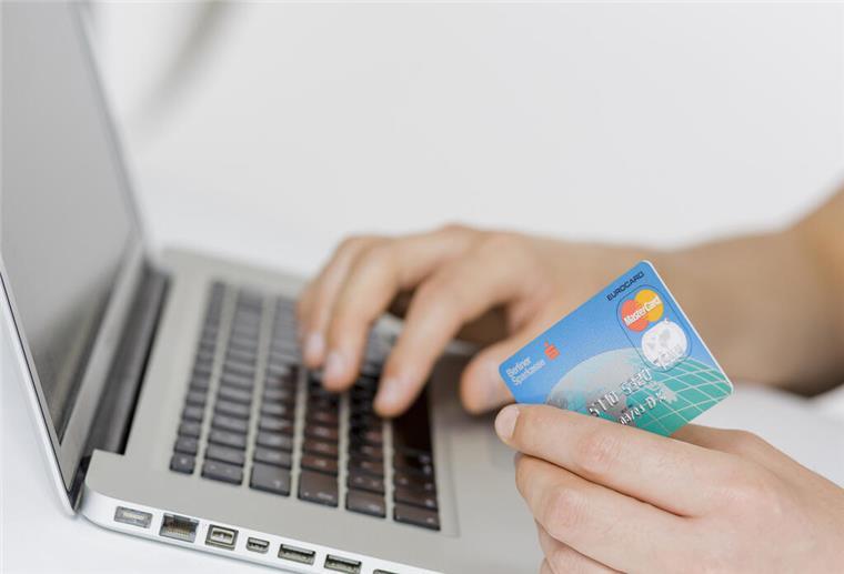 Verbraucherzentralen schlagen Alarm: Betrug bei Online-Krediten nimmt stark zu