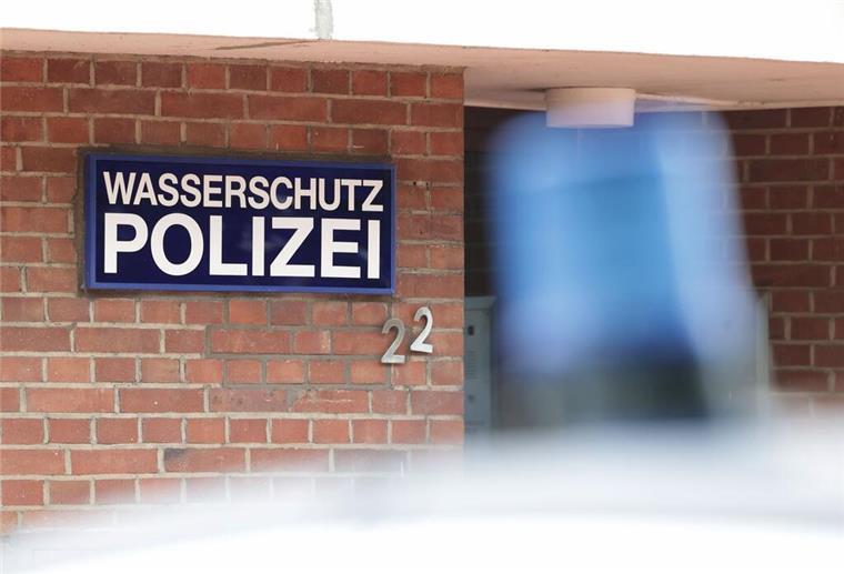 Drohnenflug über Marineschiff? Ermittlungen gegen Frachter in Kiel Verdacht auf Spionage: Polizei durchsucht Frachtschiff im Nord-Ostsee-Kanal