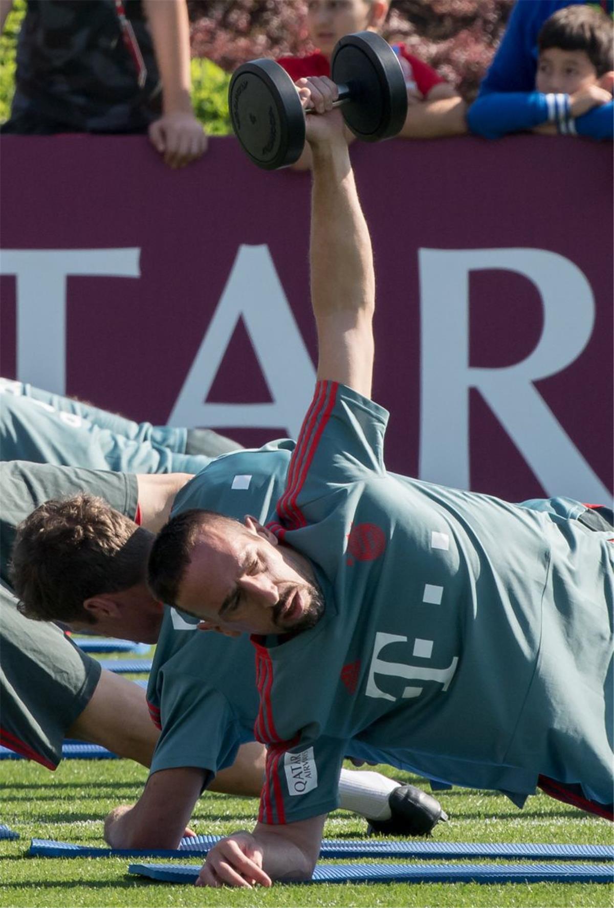 Nach Kritik an Gold-Steak: Wutrede auf Ribérys Social-Media-Kanälen Verdauungstraining in Doha: Franck Ribéry vom FC Bayern München sorgt gerade wieder einmal für Wirbel. Auslöser ist ein Stück Fleisch.