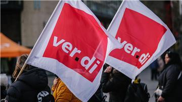 Verdi-Fahnen während einer Demonstration.