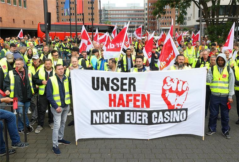 Verhandlungsrunde für die Seehäfen bleibt ohne Ergebnis Verdi hatte die Seehafen-Beschäftigten aus mehreren Städten in dieser Woche zu einer zentralen Streikdemonstration in Hamburg aufgerufen.