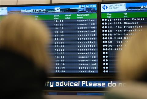 Eine Anzeigetafel im Flughafen zeigt überwiegend stornierte Flüge an.