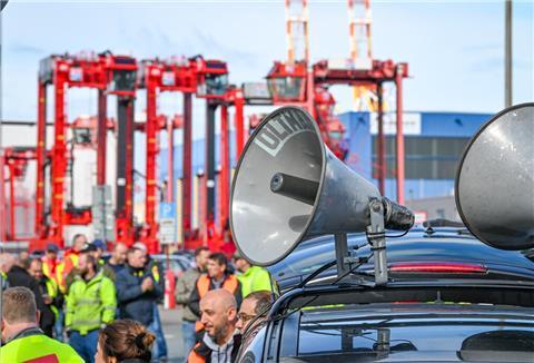Verdi ruft erneut zum Streik der Hafenbetriebe auf.