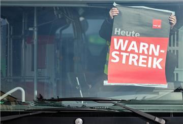 Ein Mann hängt ein Plakat in einem Bus auf, darauf steht: "Heute Warnstreik". Verdi ruft zu Warnstreiks auf: Beschäftigte der KVG Stade wollen am 14. Mai ab 10 Uhr am Betriebshof in Cuxhaven demonstrieren.