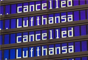 Anzeigentafeln zeigen «cancelled» und «Lufthansa»
